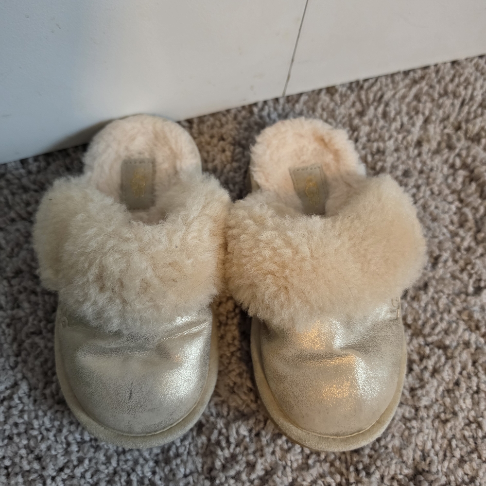 UGG Cozy Shearling Slide Slippers in Cream & gold size 5-8 preschool little kid